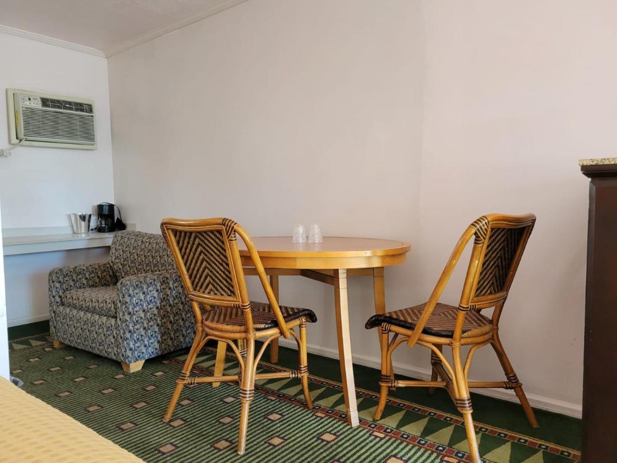 Emerald Inn & Lounge Блайт Экстерьер фото